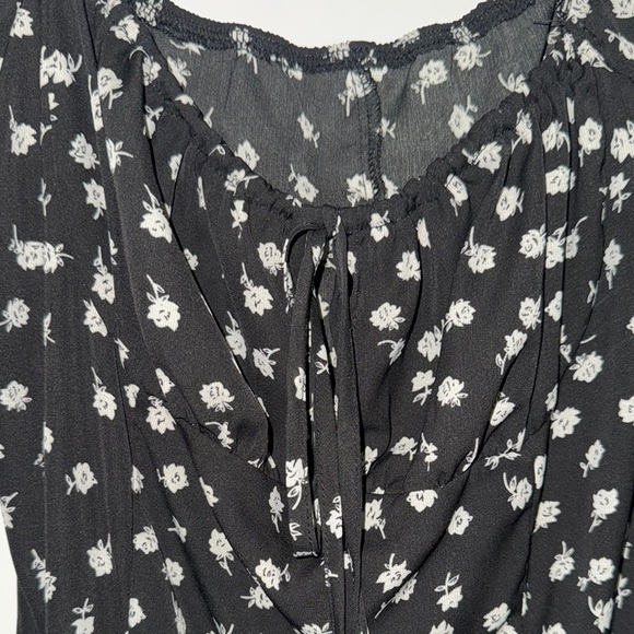 Elegant Black Floral Dress - Picture 4 of 4